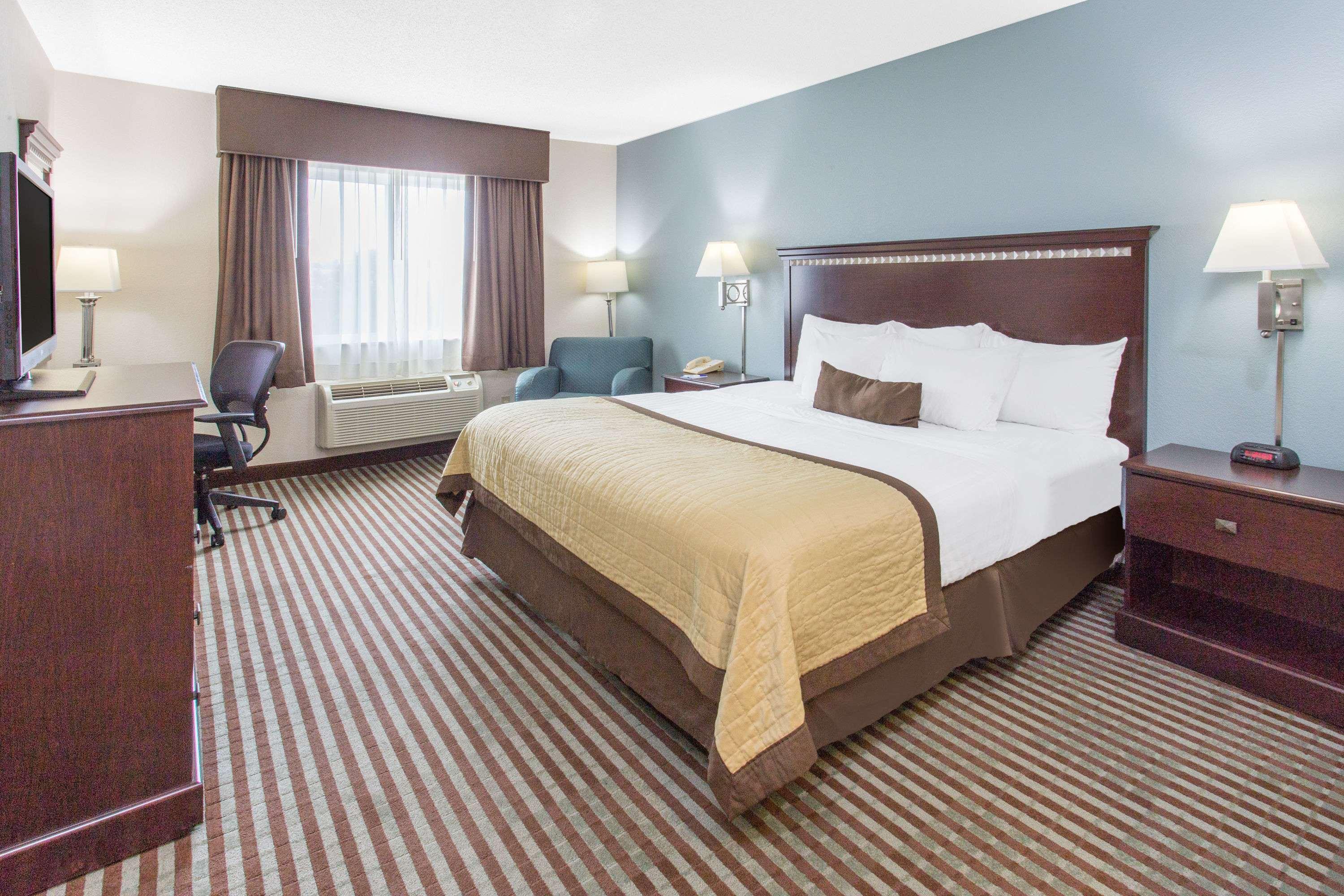 Baymont By Wyndham Mattoon Hotel Exterior photo