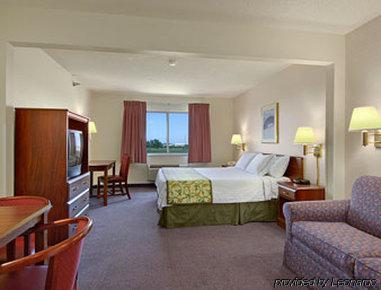 Baymont By Wyndham Mattoon Hotel Room photo